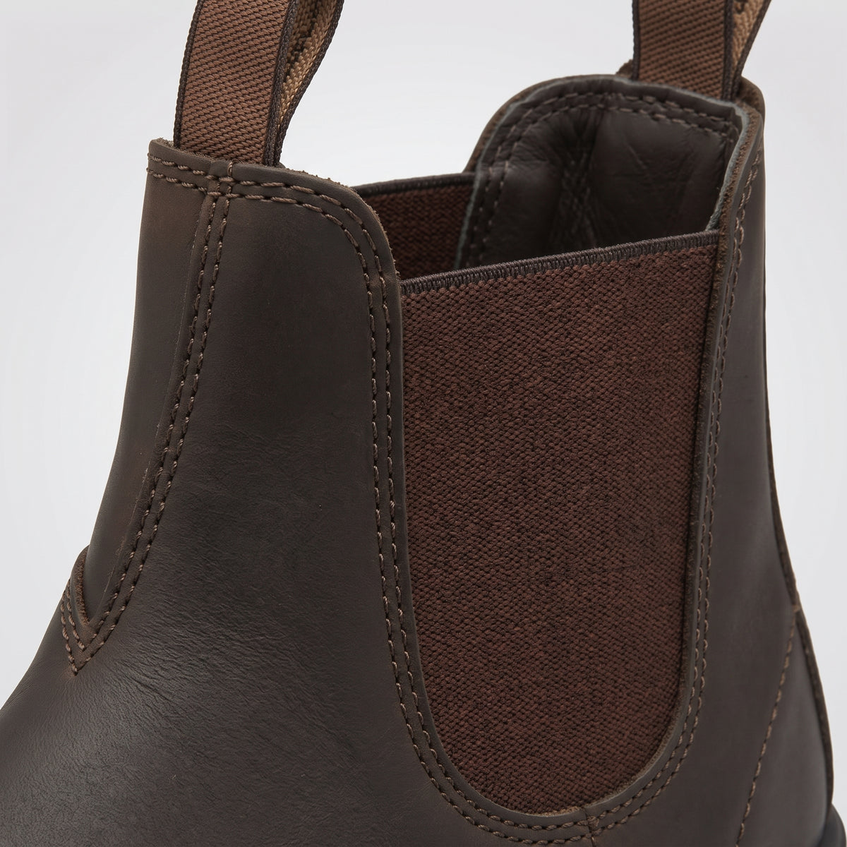 dipni mens ankle chelsea boots bruin detail macro 08